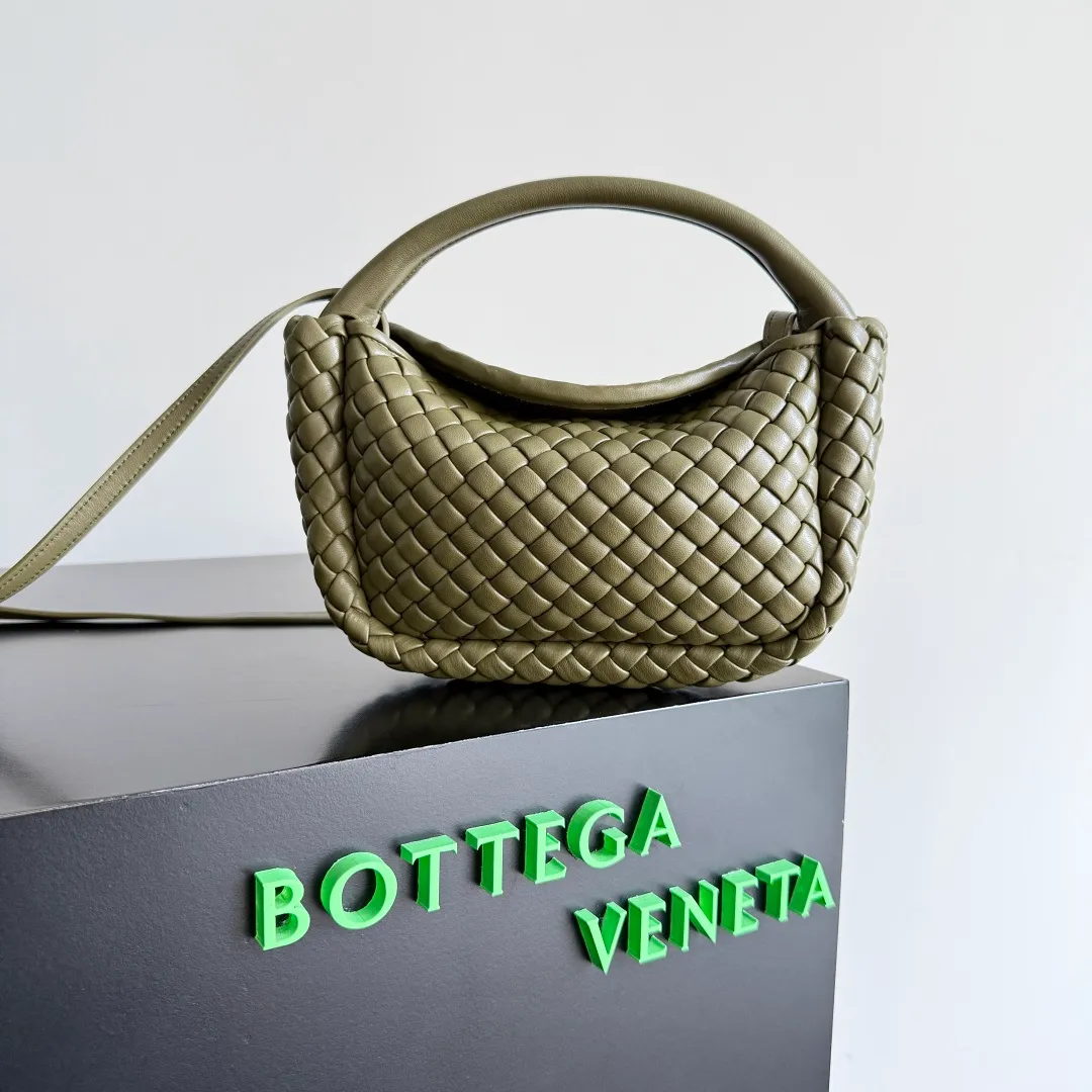 Batch 1760 BOTTEGA VENETA's new mini COBBLE bag. This season's mini Cobble series brings a new style of handbag. The body of the bag resembles the shape of a "Yuanbao", giving you good luck throughout autumn and winter! This Yuanbao bag is made of three pieces of quilted cotton and has an unlined body, showing its quiet power. The bag is carefully designed to create a three-dimensional look. The joints and edges are decorated with lambskin strips to create a sense of simplicity. The handbag is not lined, so you can directly appreciate the consistent lambskin on the outside and inside. It is beautiful both inside and outside. The top handle of this handbag is made of leather-wrapped rope and is quite sturdy. The detachable shoulder strap is secured by a leather buckle inside the bag. Can be carried by hand, carried on the shoulder or cross-body, very easy to match! Style number: 805739 Size: 23*11*8cm